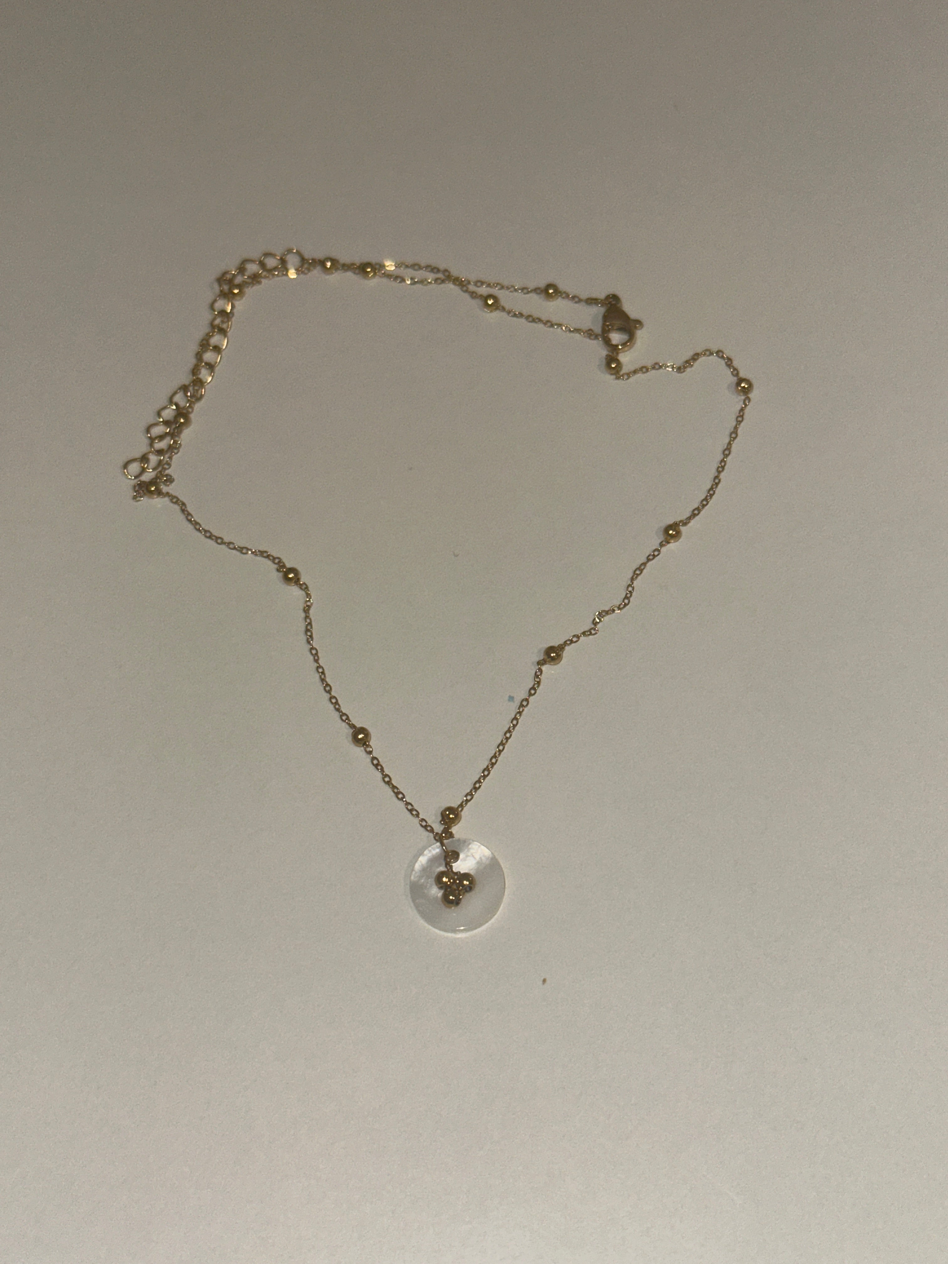 colliers doré en nacre blanche et acier inoxydable